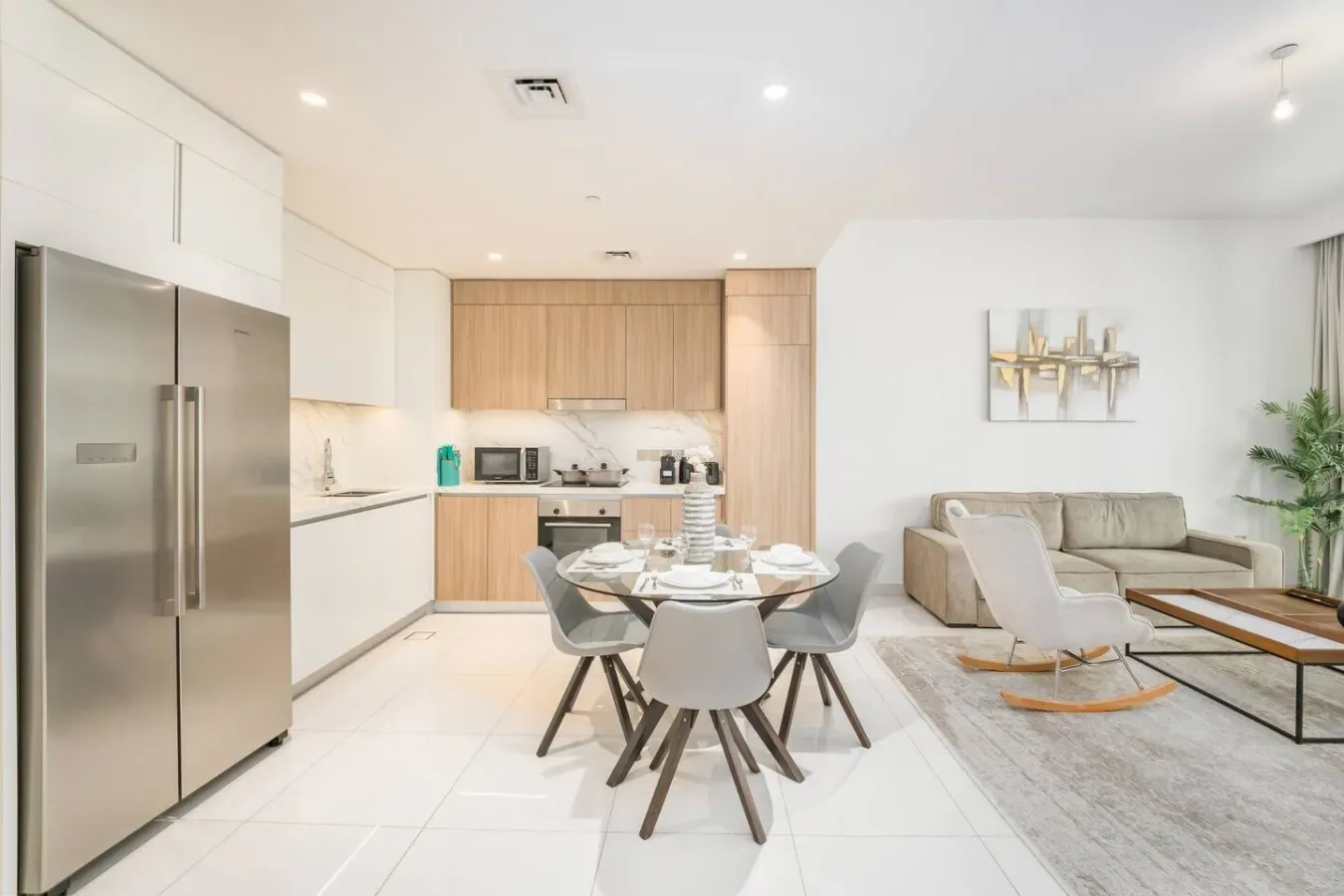Una luminosa cocina-comedor de planta abierta junto a una sala de estar.