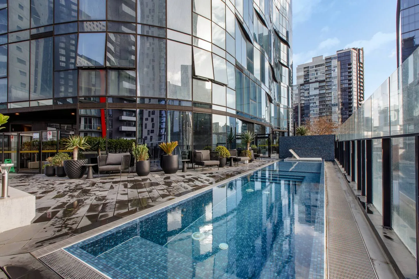 Refréscate o relájate junto a la piscina compartida al aire libre del edificio.