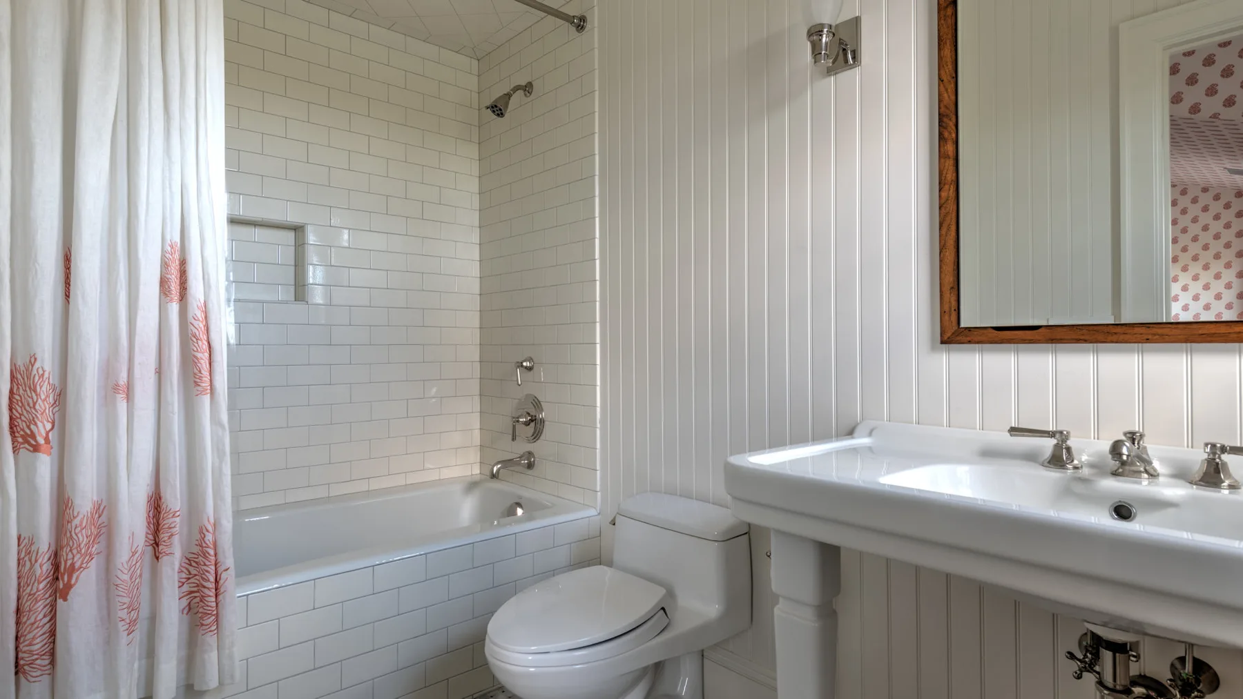 Un baño con bañera, ducha, inodoro y lavabo.