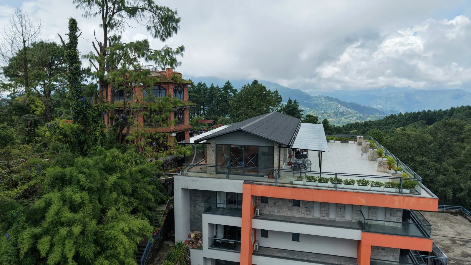 Terraza en la azotea con vistas al Himalaya