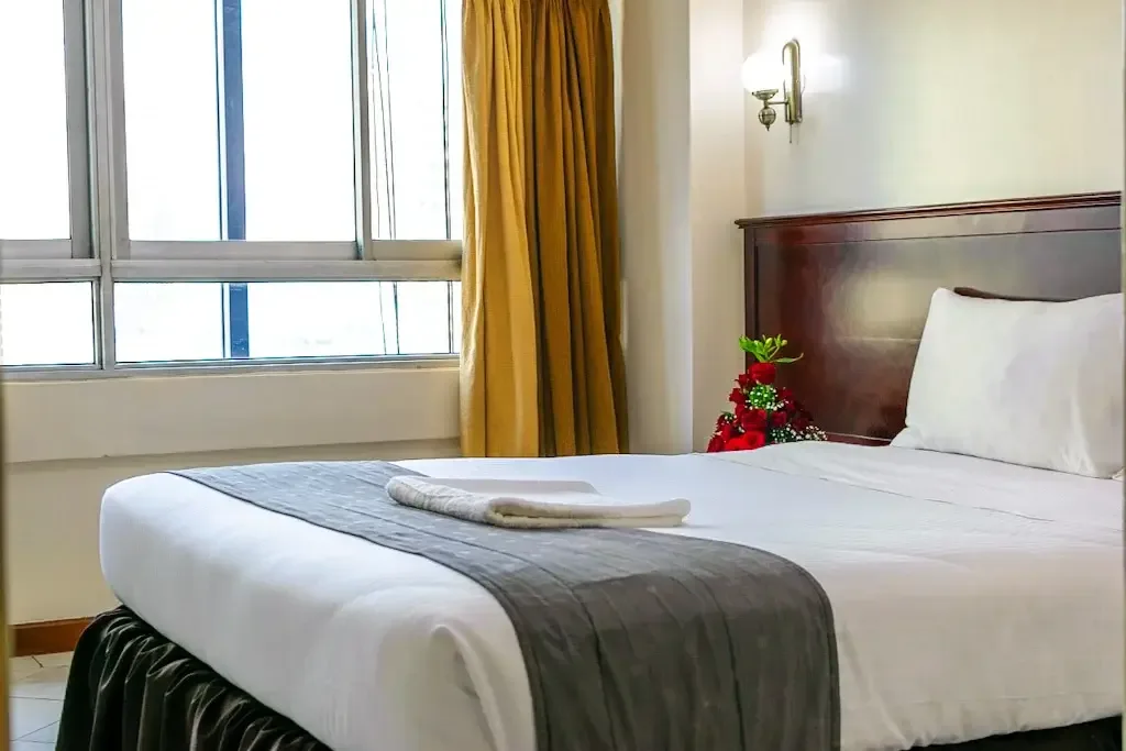 Habitación doble deluxe con una cama y escritorio de lectura