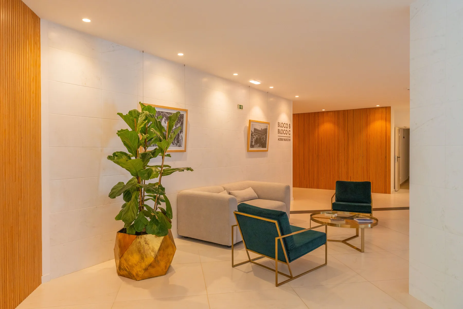 Una luminosa sala de estar tiene asientos, una mesa de centro y una planta en maceta.