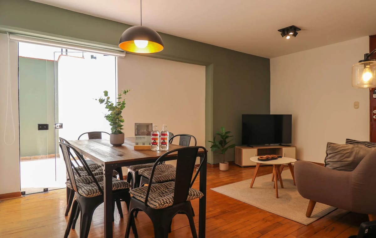 Warmwood & Bright 2BR in Miraflores