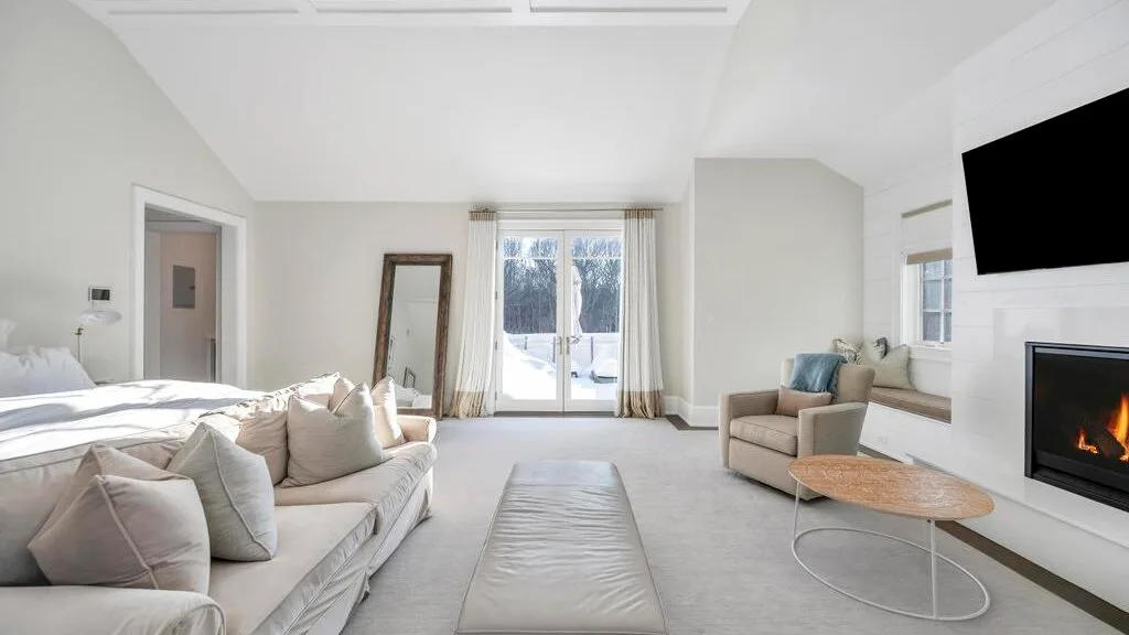 Una sala luminosa con asientos claros y una ventana grande.
