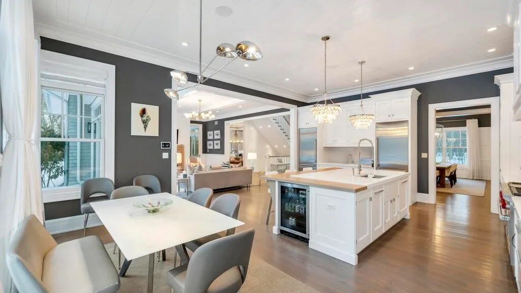Comedor y cocina de concepto abierto con una isla amplia y una mesa.