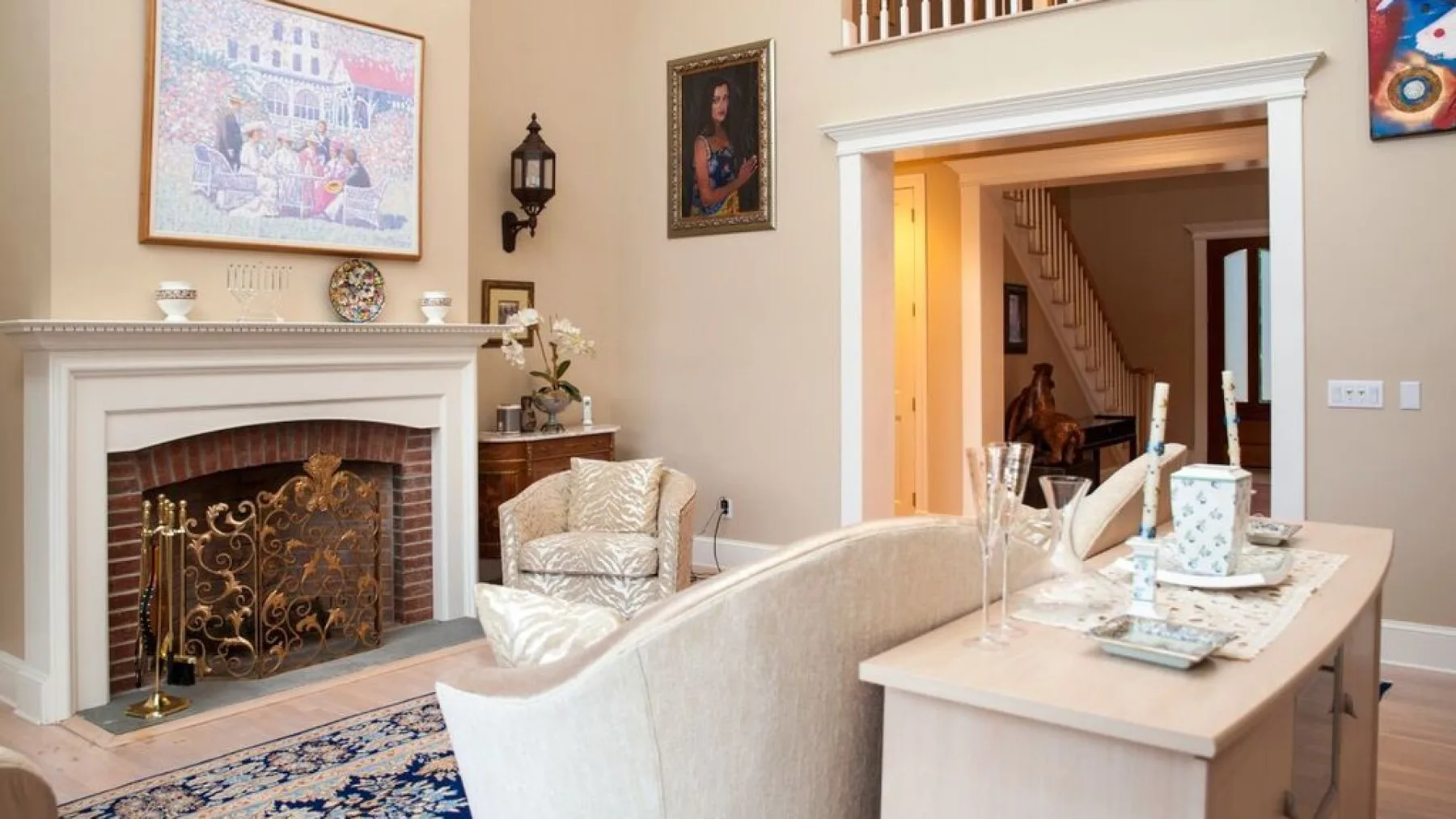 Una sala luminosa con chimenea, asientos y una mesa de comedor.