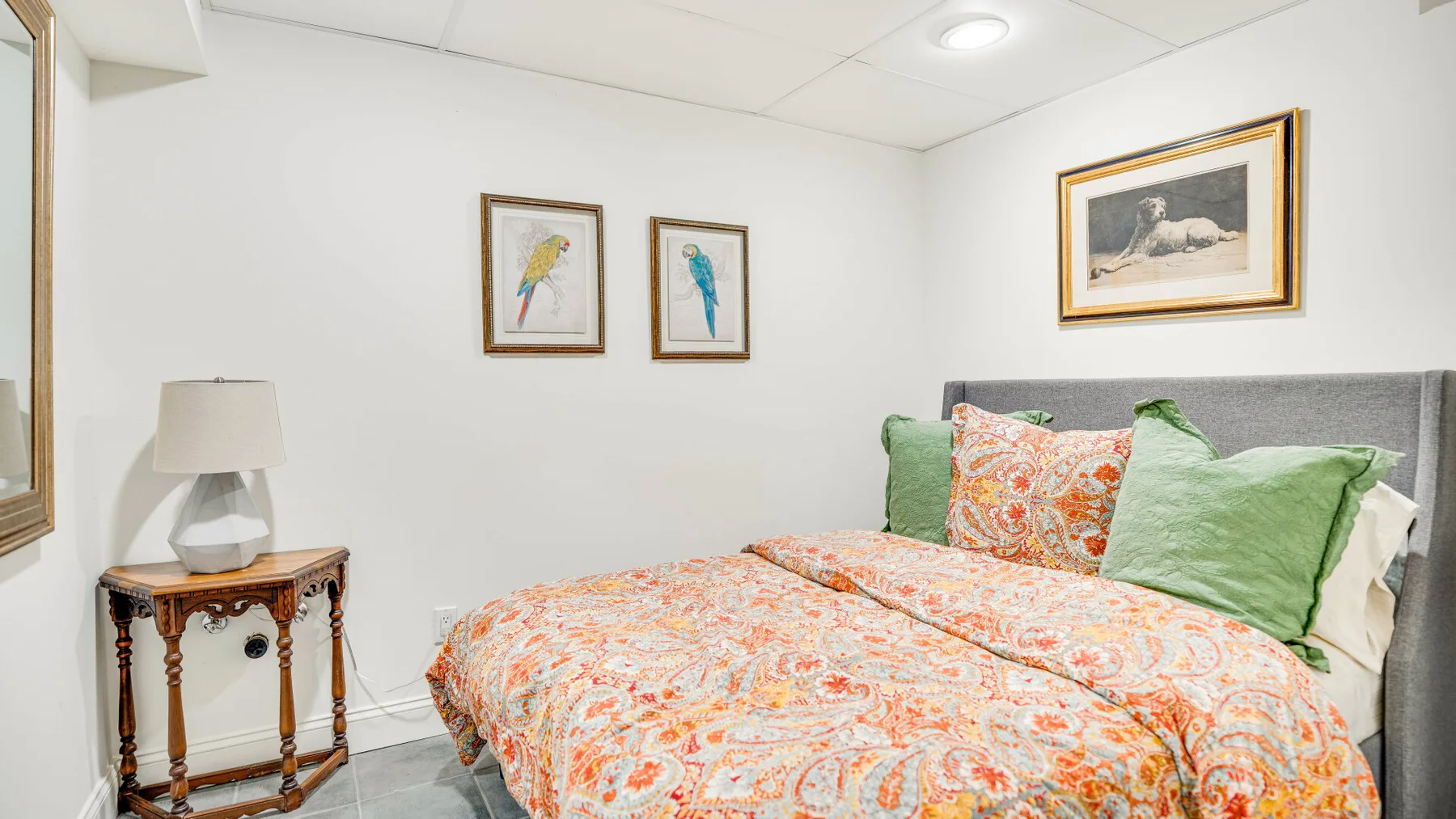 Un dormitorio con una cama cubierta con una colcha de estampado colorido.