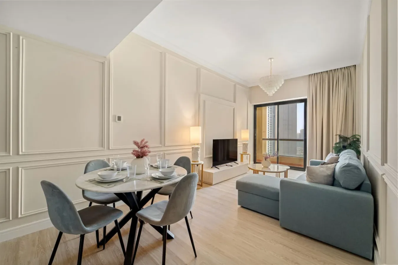 Una sala luminosa con una mesa de comedor, asientos y ventanales.