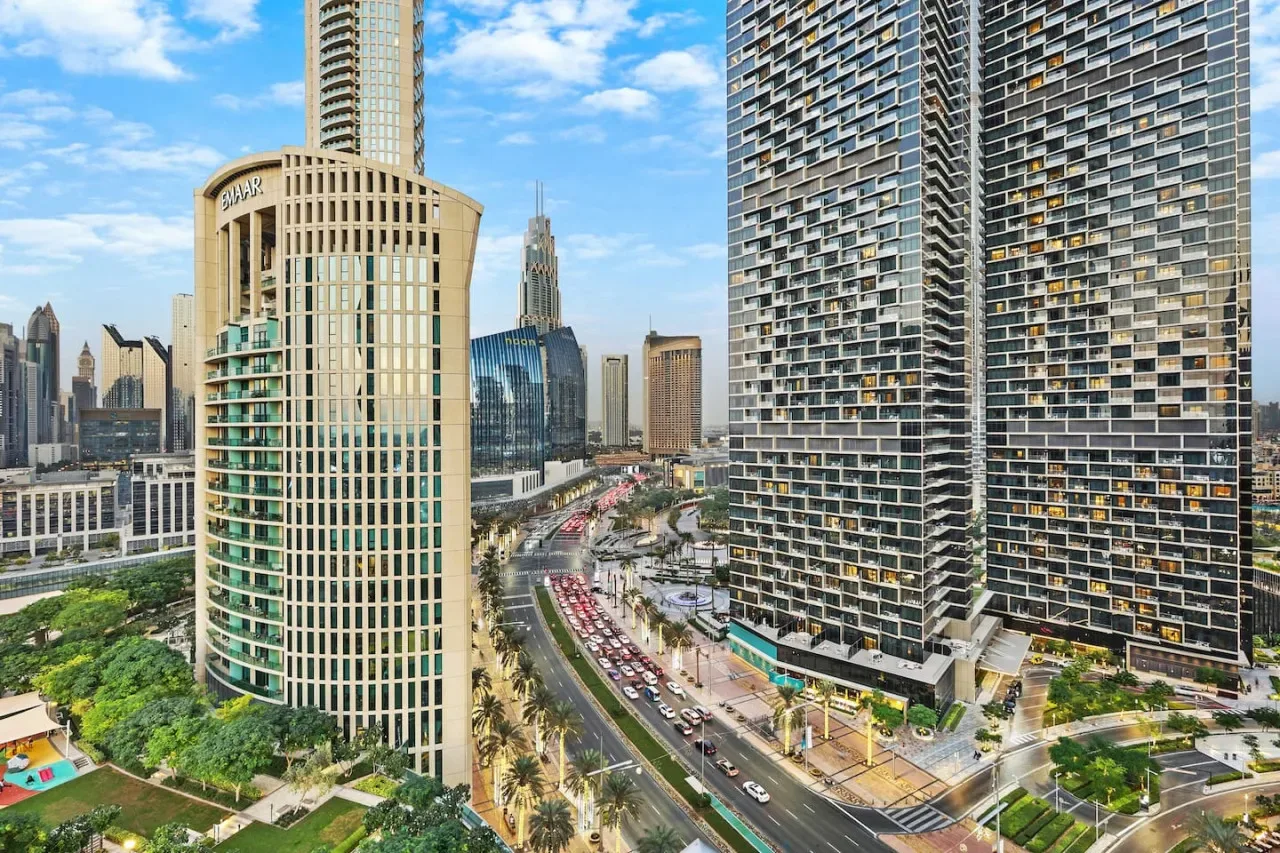 Horizonte urbano con edificios altos y modernos y una carretera concurrida.