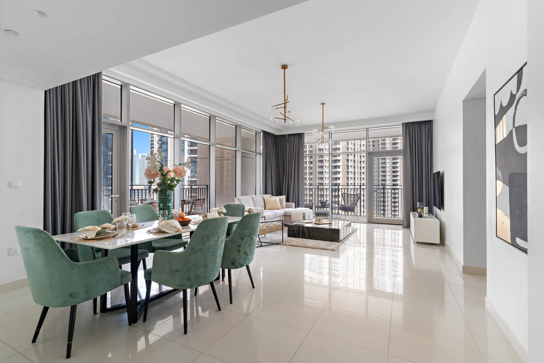 Una luminosa zona de comedor y estar con grandes ventanas y una mesa de comedor.