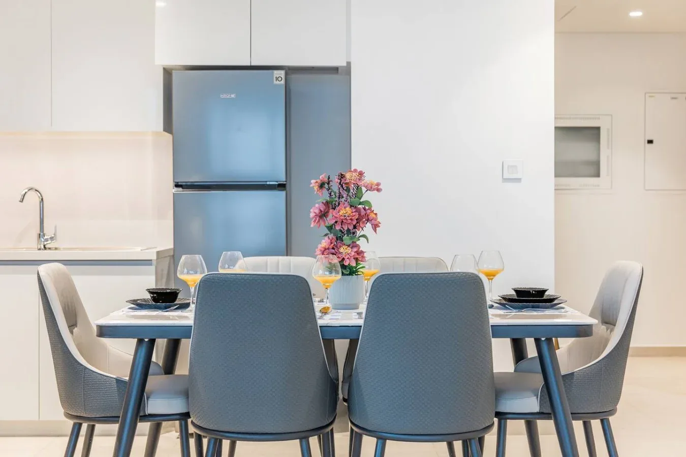 Comedor con una mesa puesta junto a la cocina.