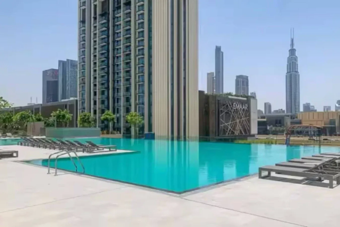 Una piscina en la azotea ofrece vistas de varios edificios modernos de gran altura.