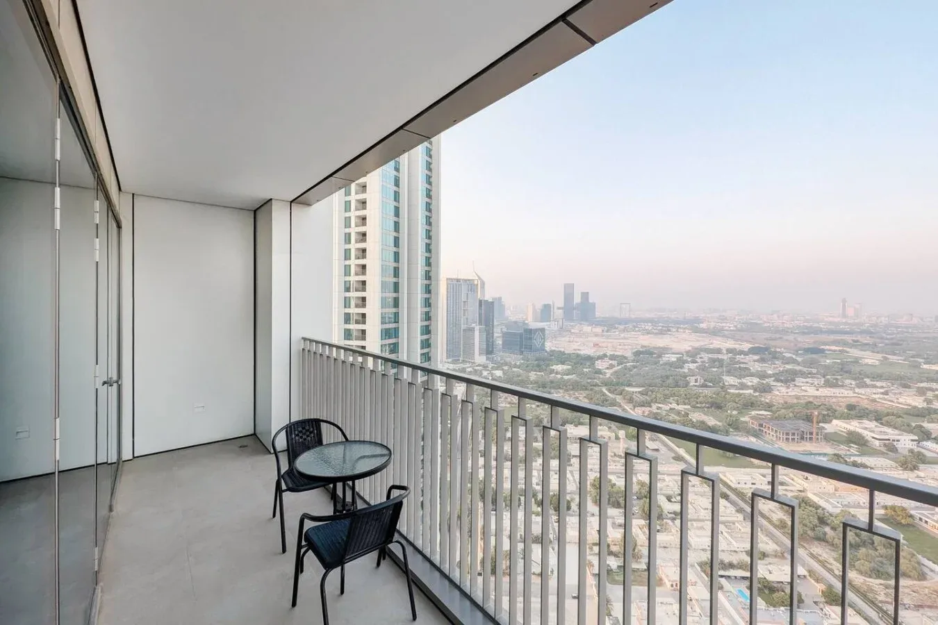 Un balcón con asientos ofrece vistas del horizonte de la ciudad.