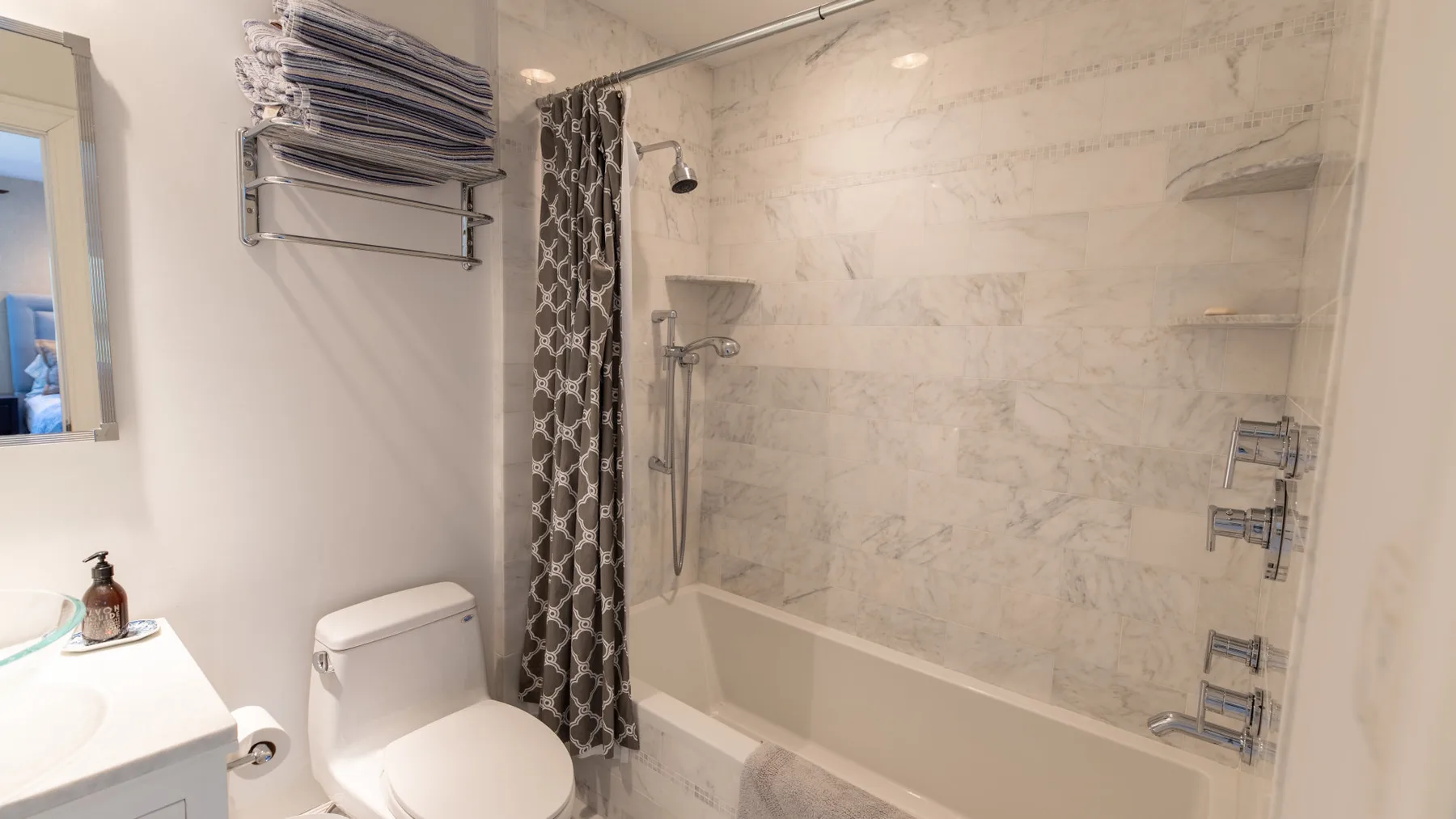 Un baño con bañera, ducha y lavabo.