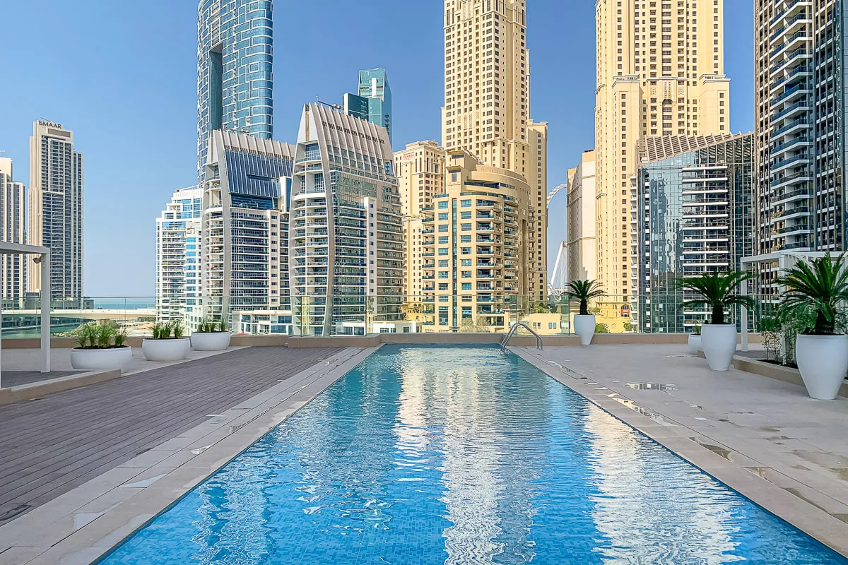 Una piscina en una azotea ofrece vistas de varios edificios altos.