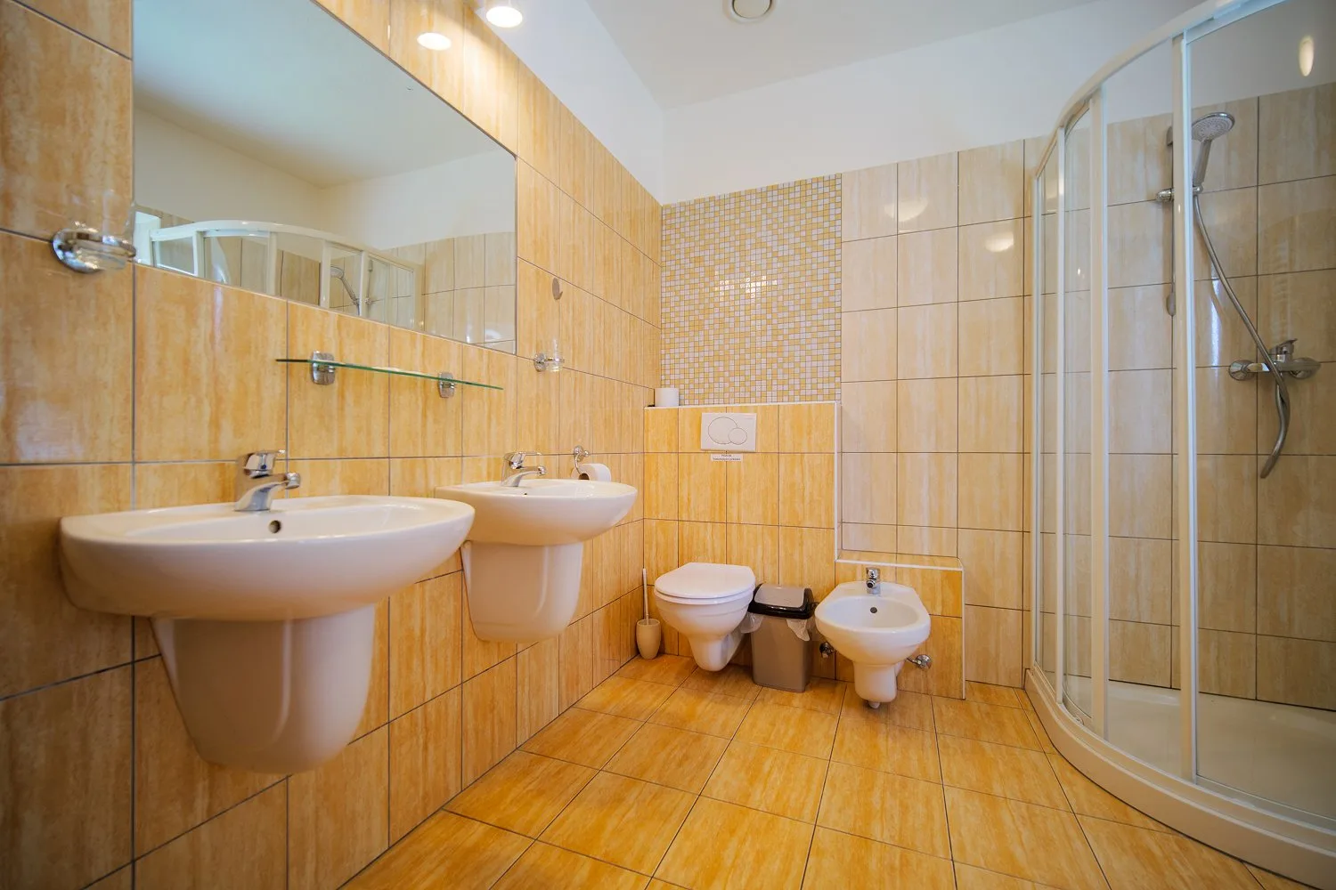Baño con dos lavabos y ducha