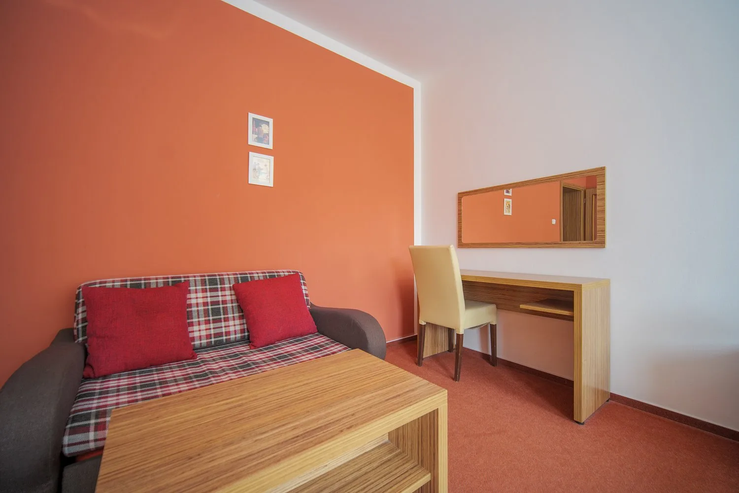 Habitación con sofá y escritorio