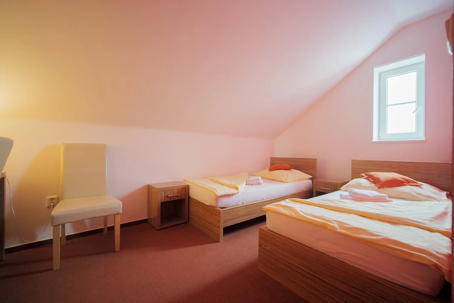 Habitación abuhardillada con dos camas individuales