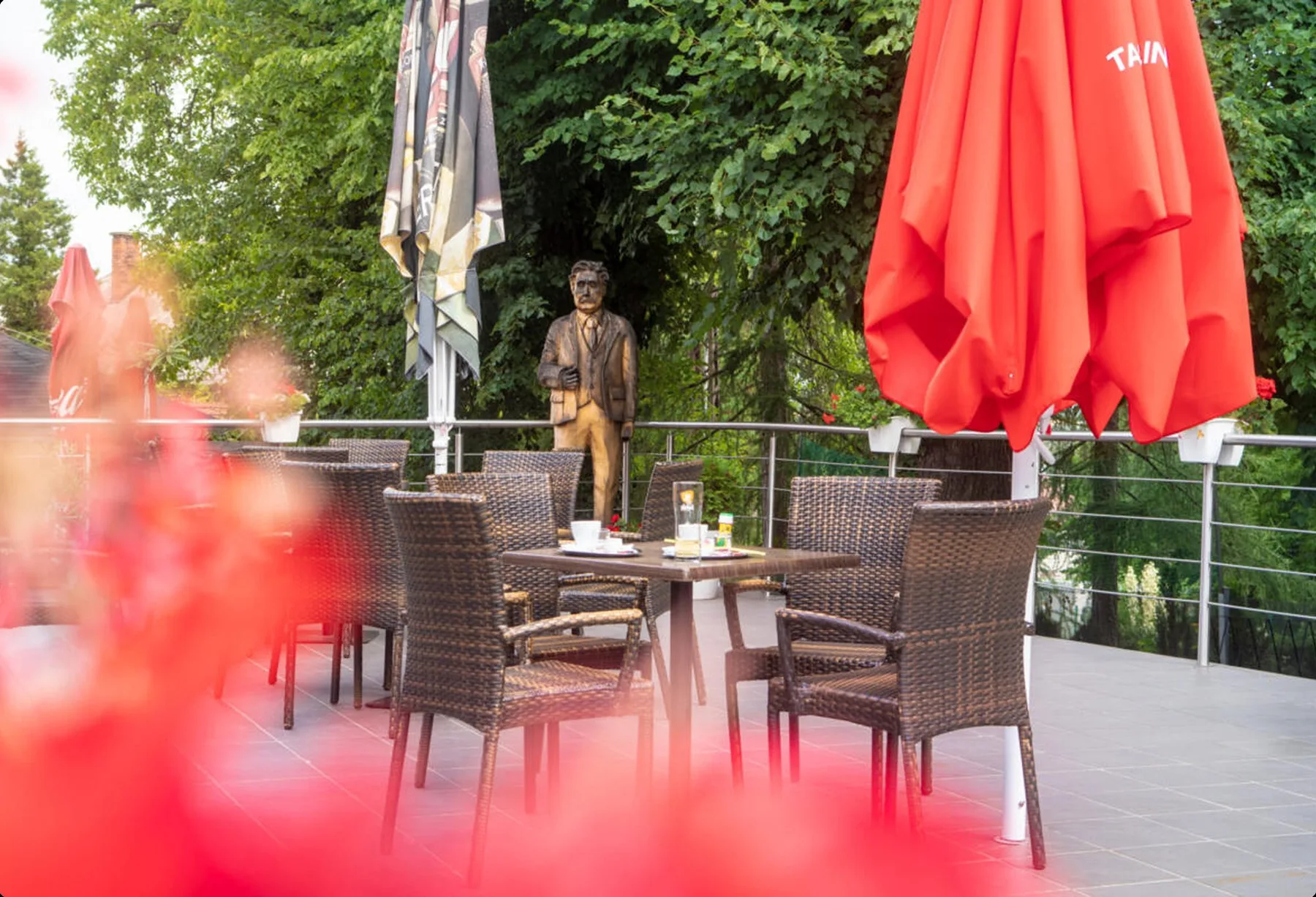 Terraza soleada del restaurante del hotel