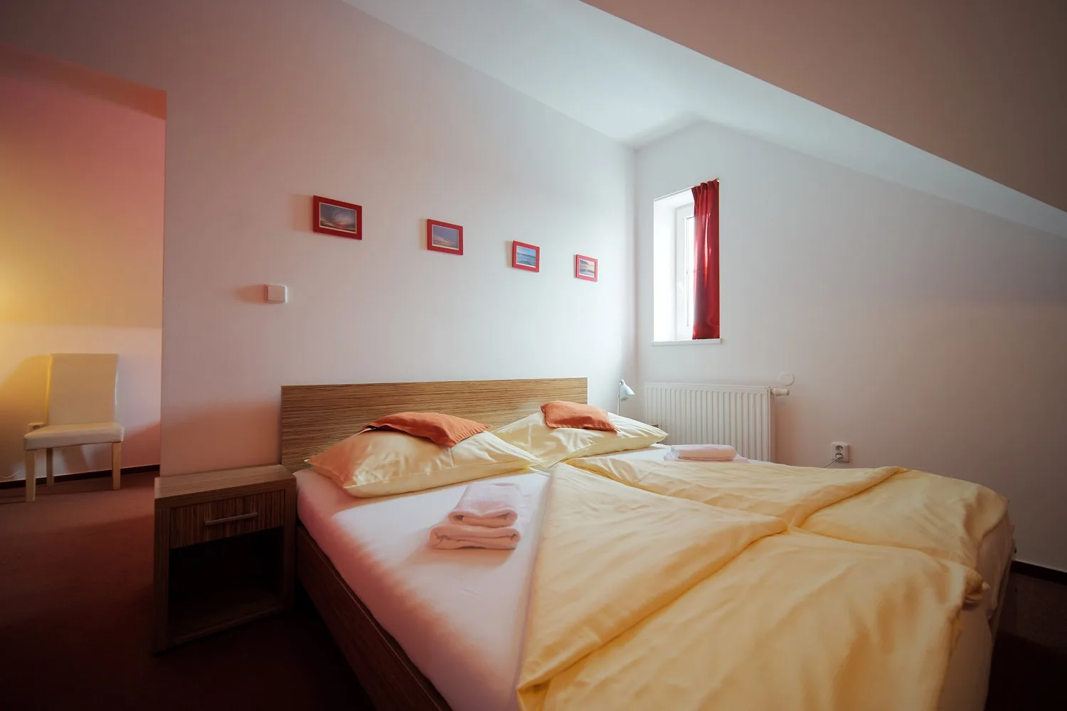 Habitación abuhardillada con cama doble