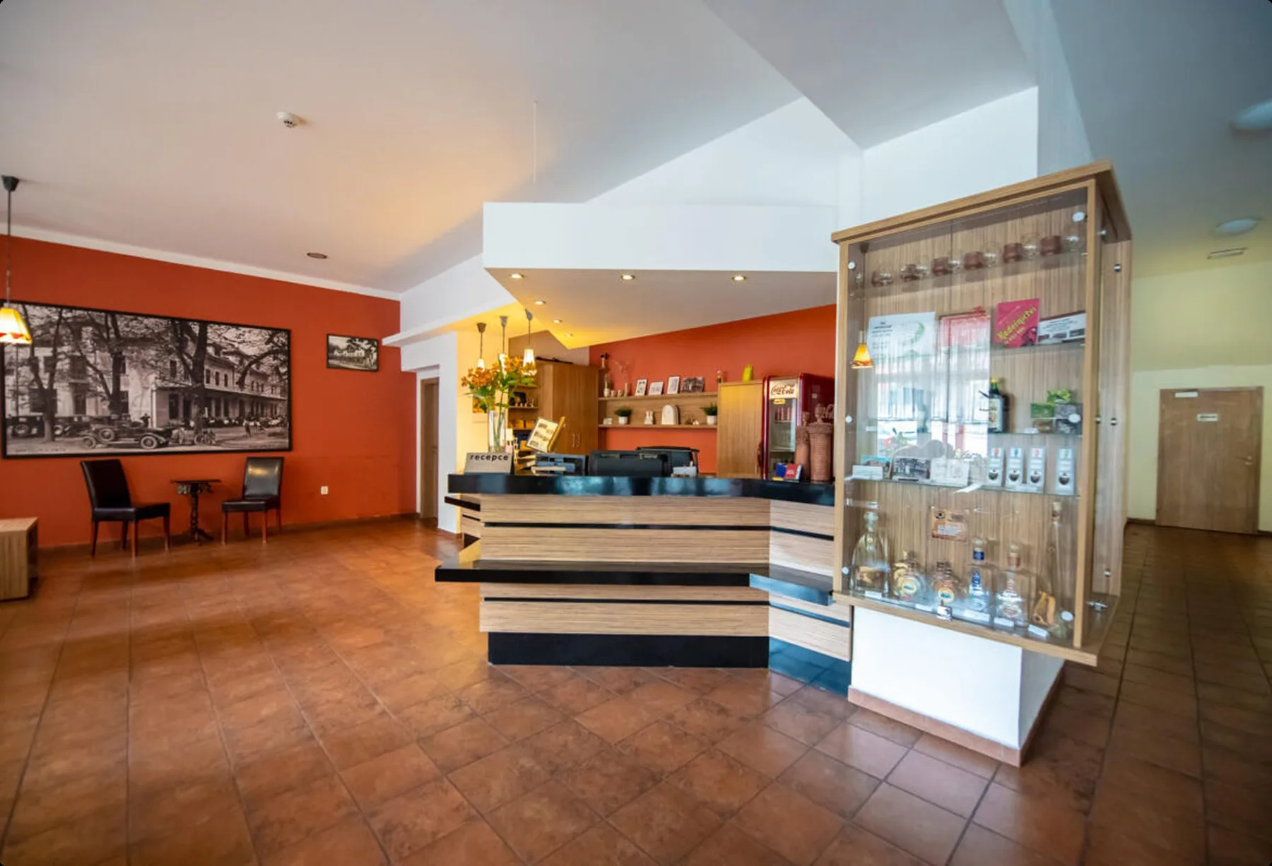 Vestíbulo del hotel con bar