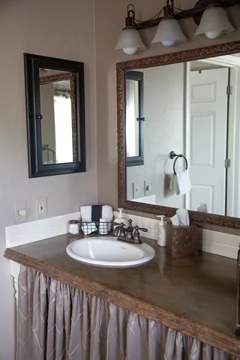 Baño de la habitación con grifo rústico y artículos de aseo