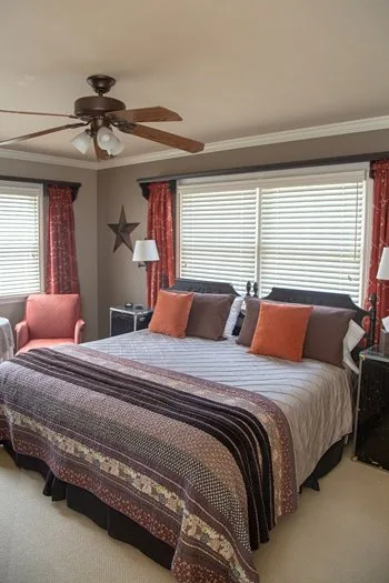 Habitación con cama king y zona de estar