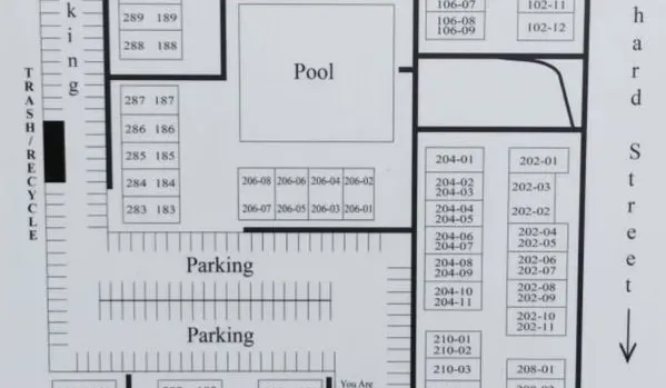 Un plano del lugar señala una piscina, zonas de estacionamiento y calles cercanas.