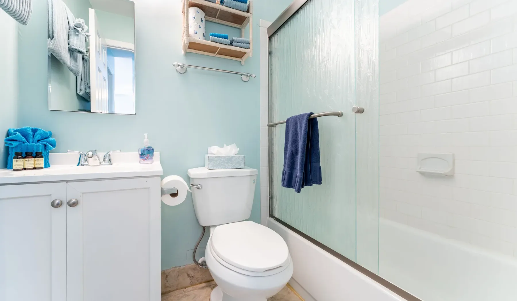 Un baño con lavabo, inodoro y ducha de vidrio.