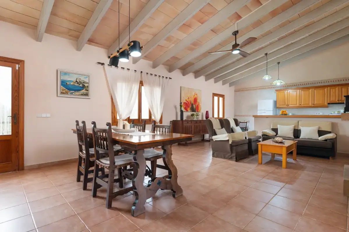 Amplia zona de estar y comedor con mesa de comedor y asientos.