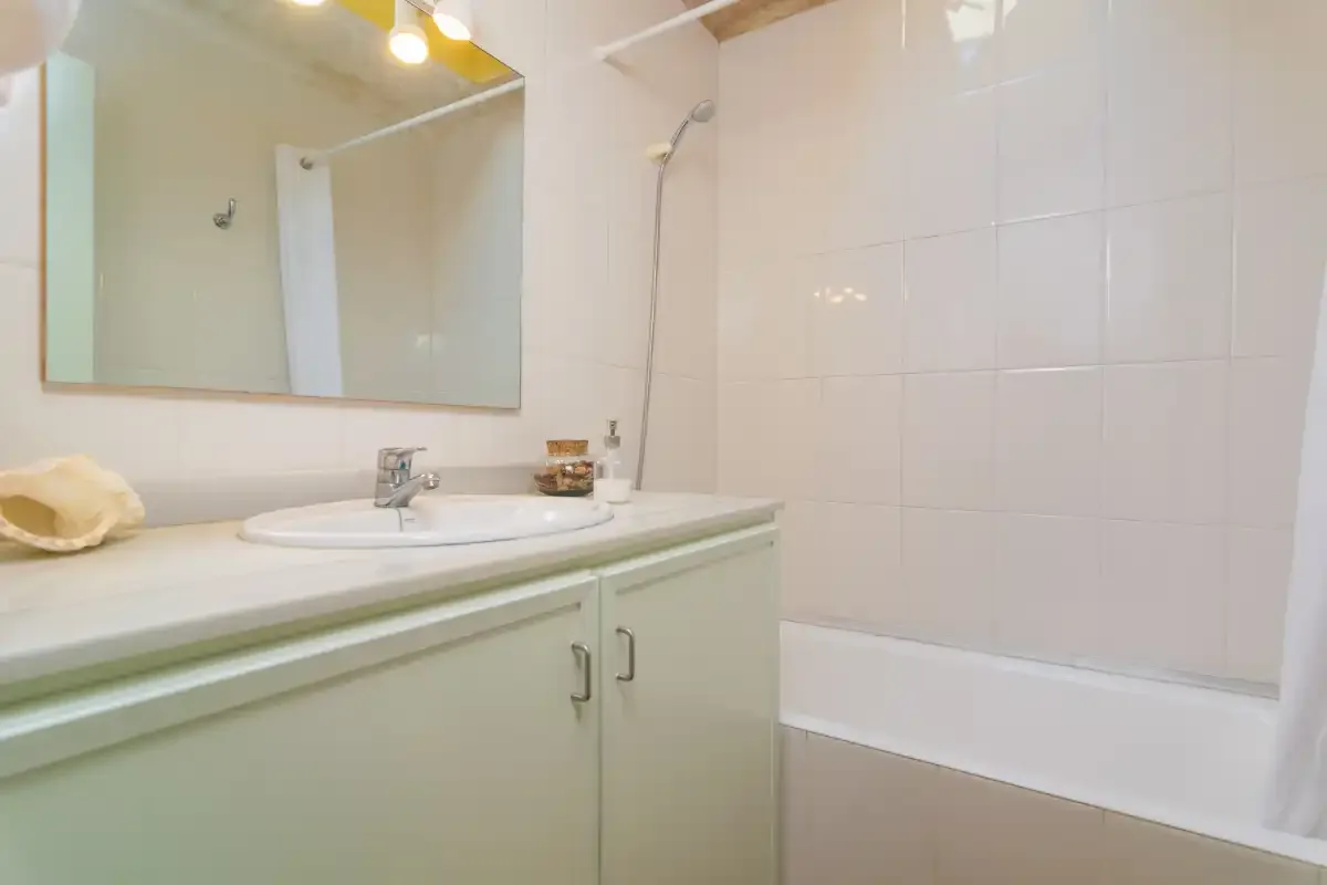 Un baño con lavabo y bañera.