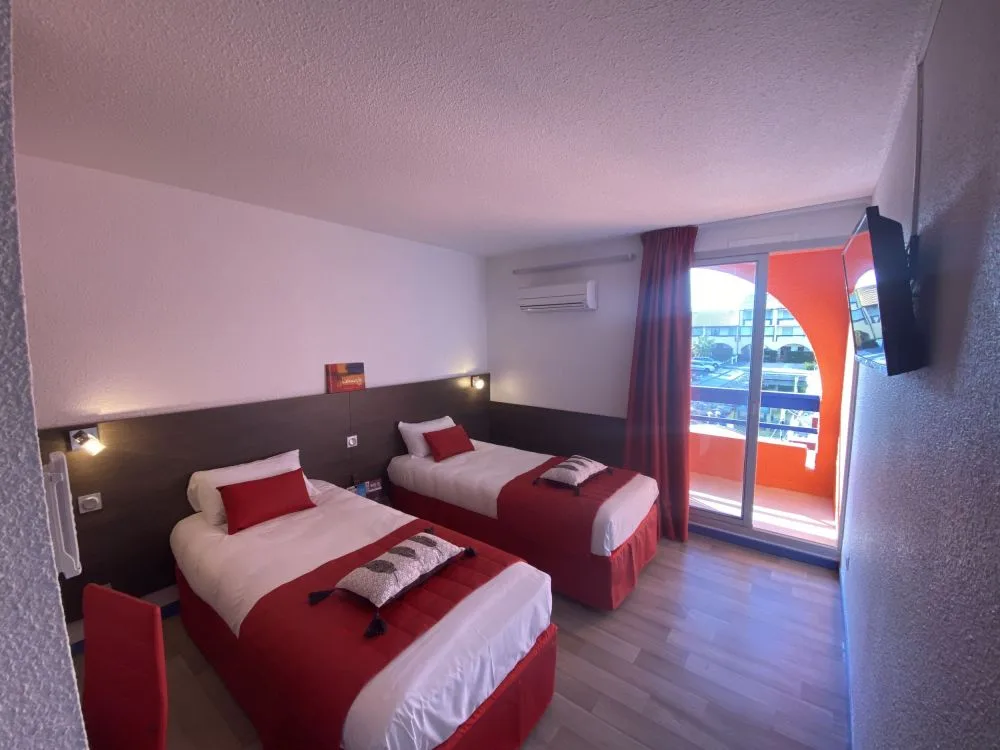 Twin room with port view