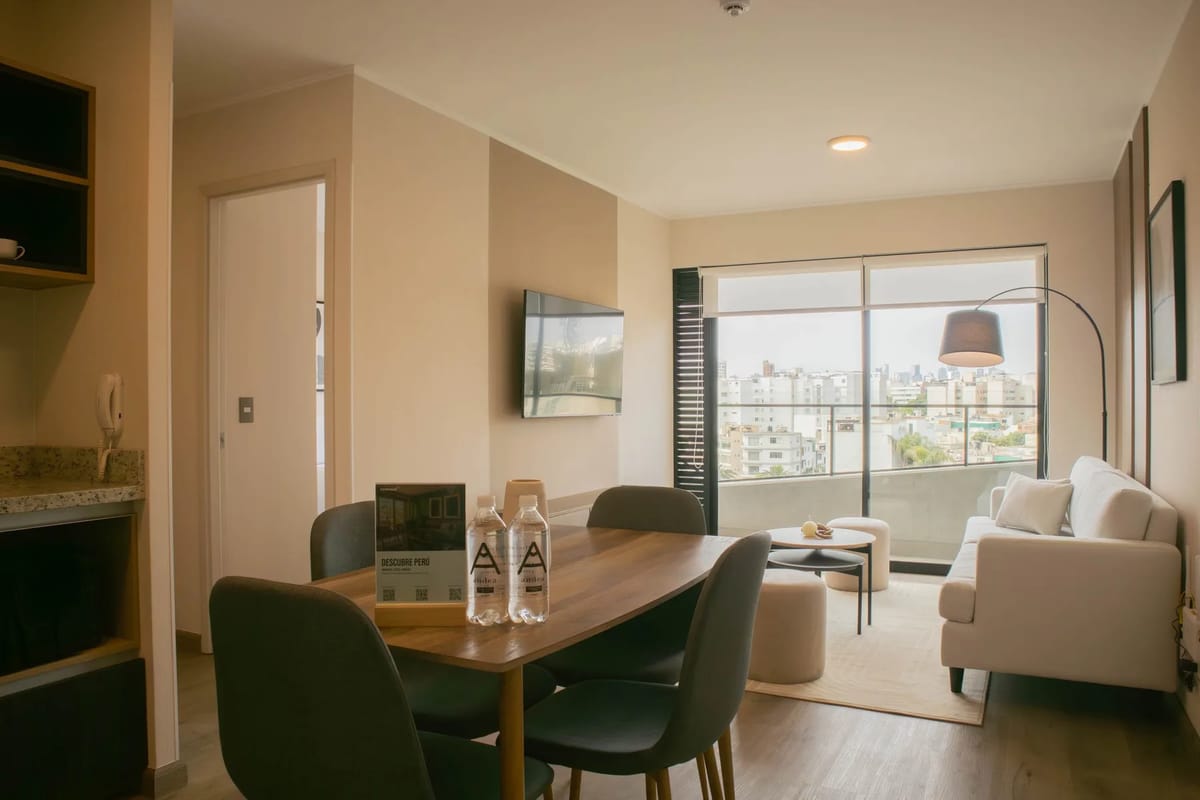 Charming 2BR w/ Balcony in Miraflores