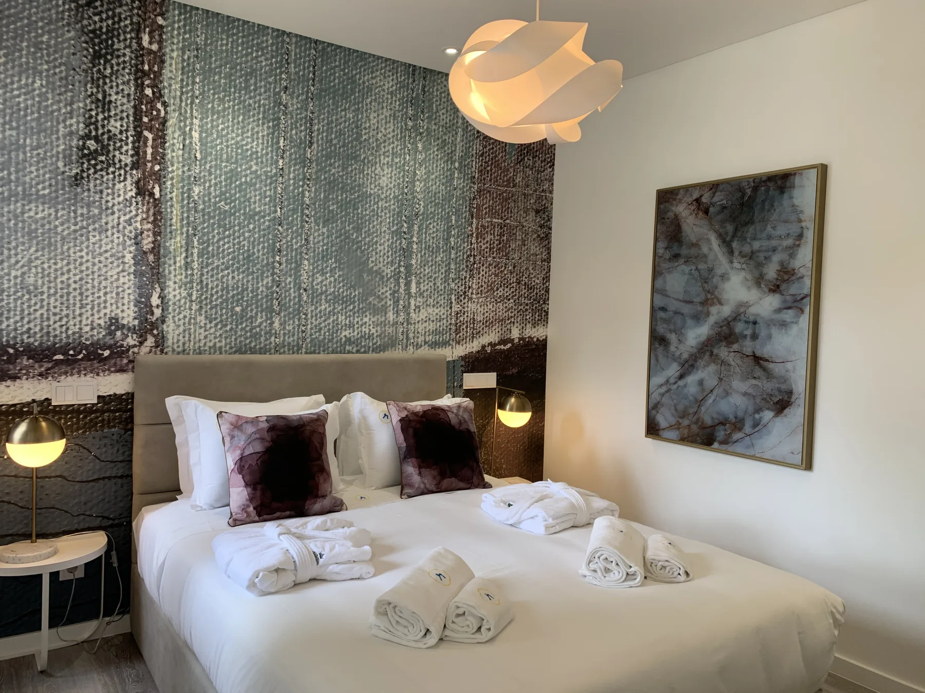 Un dormitorio con una cama bien hecha y paneles decorativos en la pared.