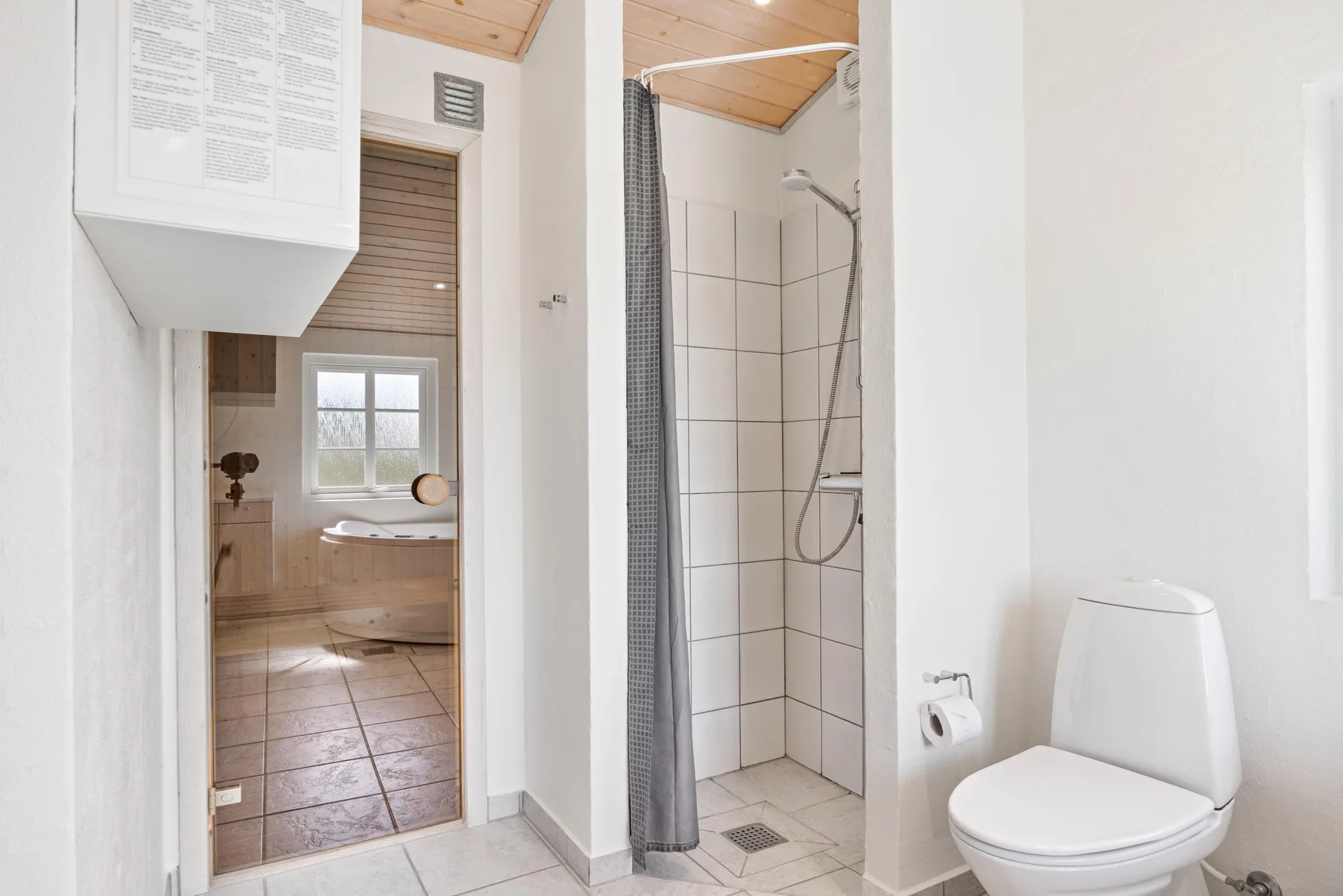 Un baño con ducha, inodoro y lavabo.