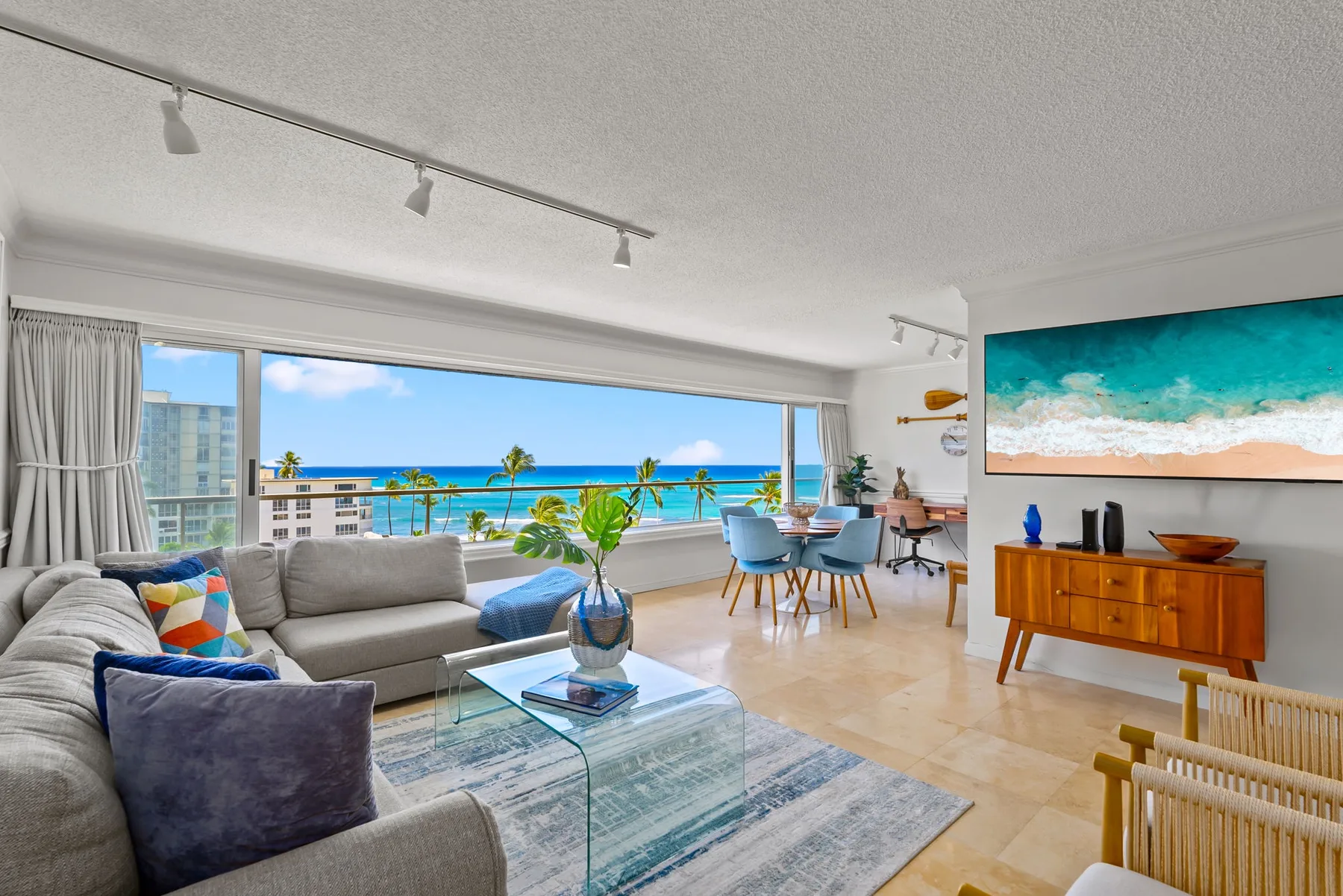 Una luminosa sala de estar y comedor se abre a un balcón con vistas al mar.