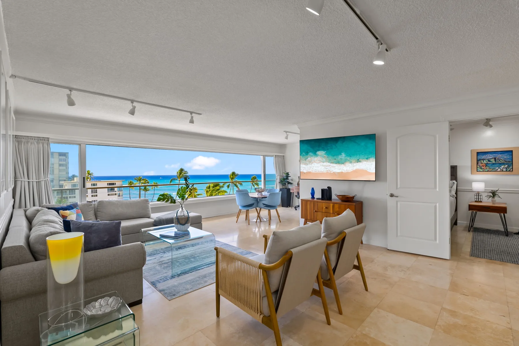 Una luminosa sala de estar se abre a vistas al mar por una ventana amplia.