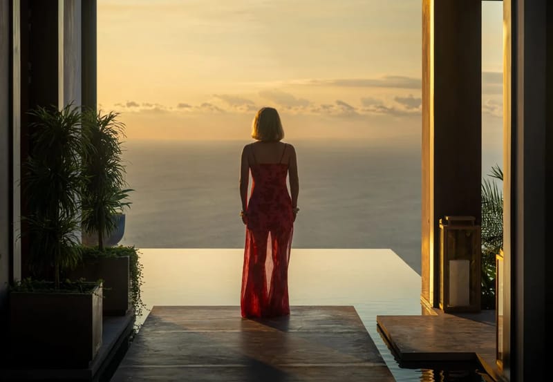 Huésped contemplando el atardecer sobre el océano Pacífico desde la piscina infinita de Villa Kuji Biri en Santa Teresa, Costa Rica
