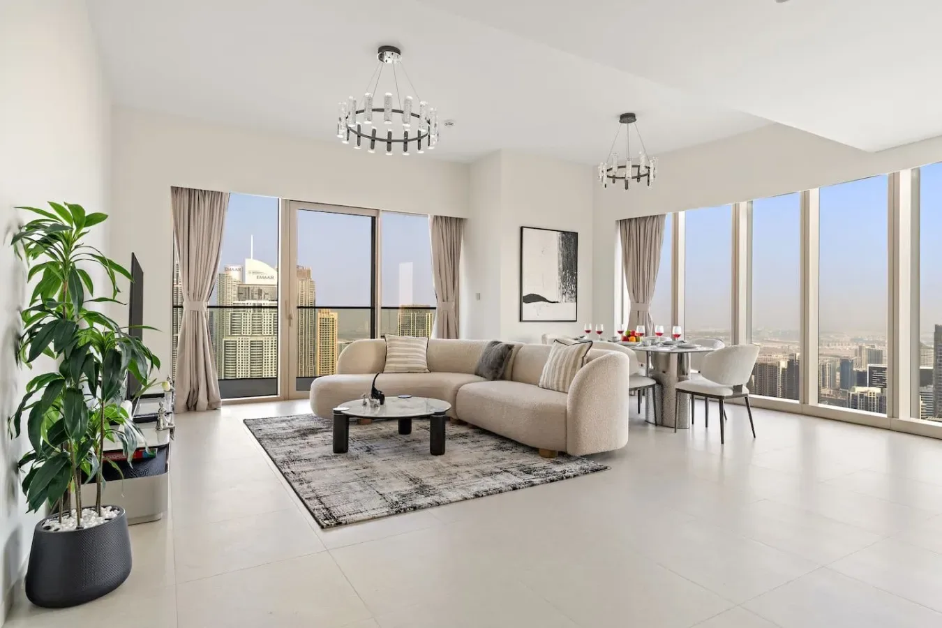 Una sala luminosa con asientos y grandes ventanales con vistas a la ciudad.