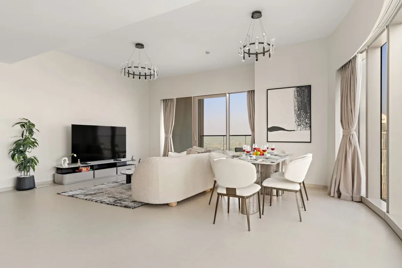 Una luminosa sala de estar y comedor con televisor y mesa de comedor.