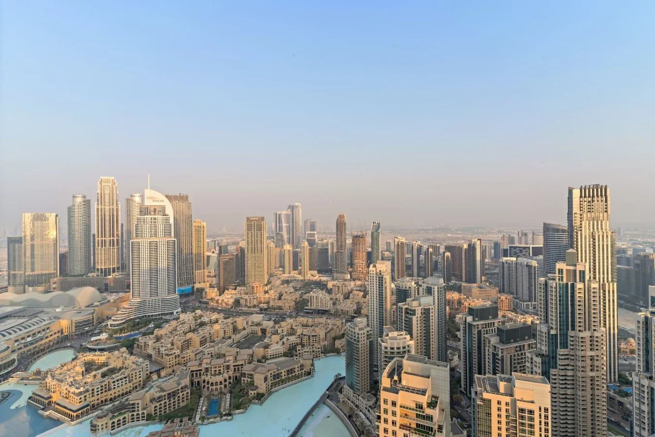 Un horizonte urbano de edificios modernos de gran altura bajo un cielo despejado.
