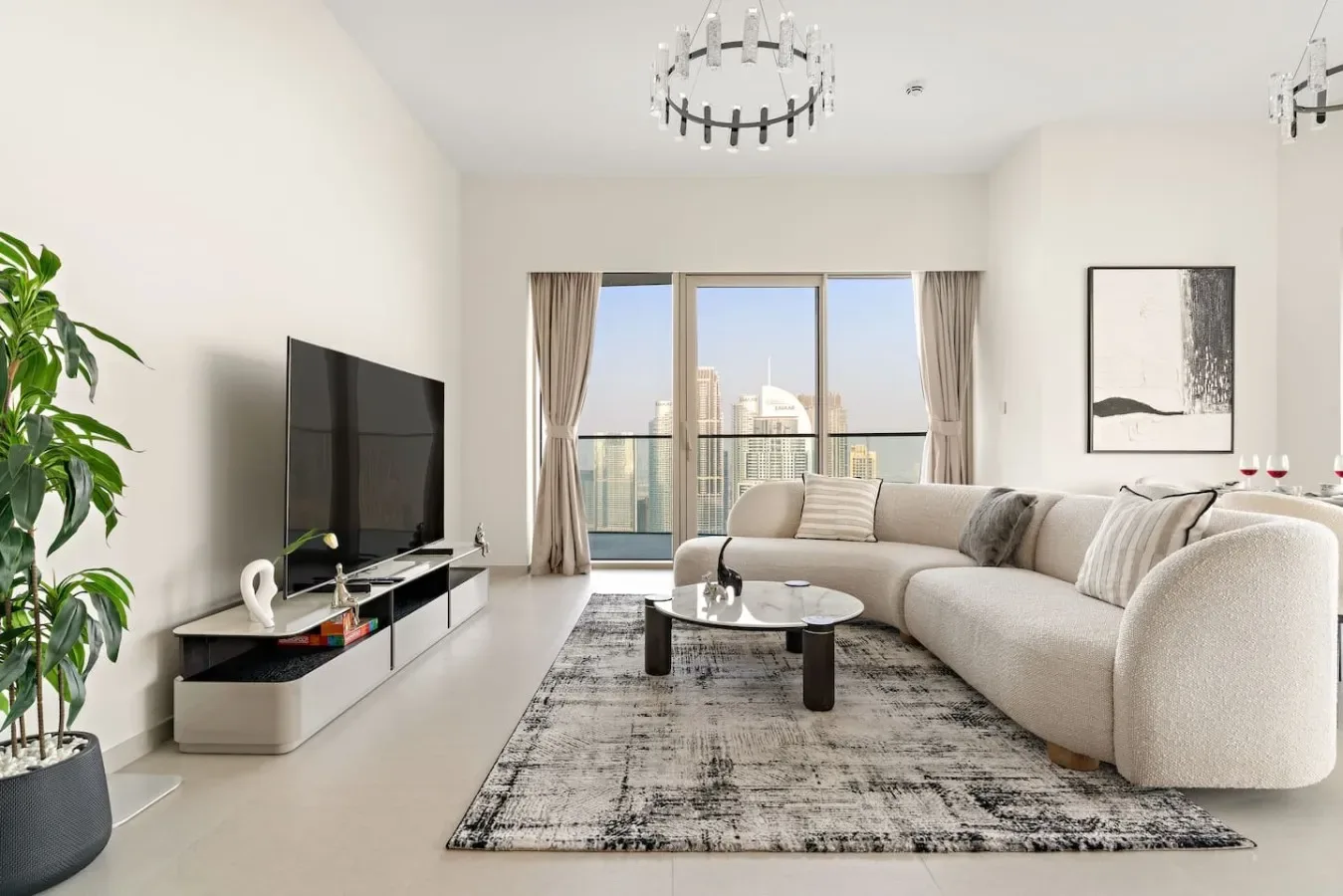 Una sala luminosa con asientos modulares y grandes ventanales.