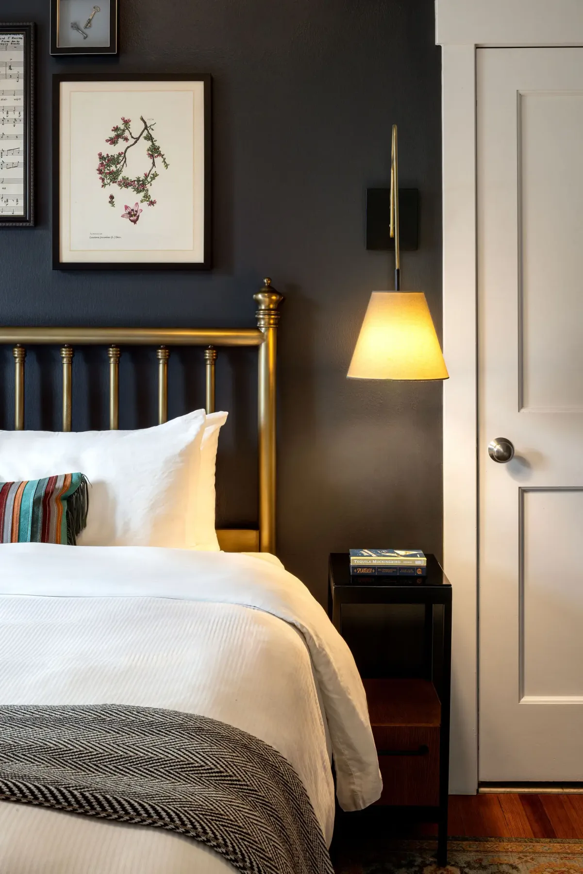 Dormitorio con cama de latón y lámpara de noche