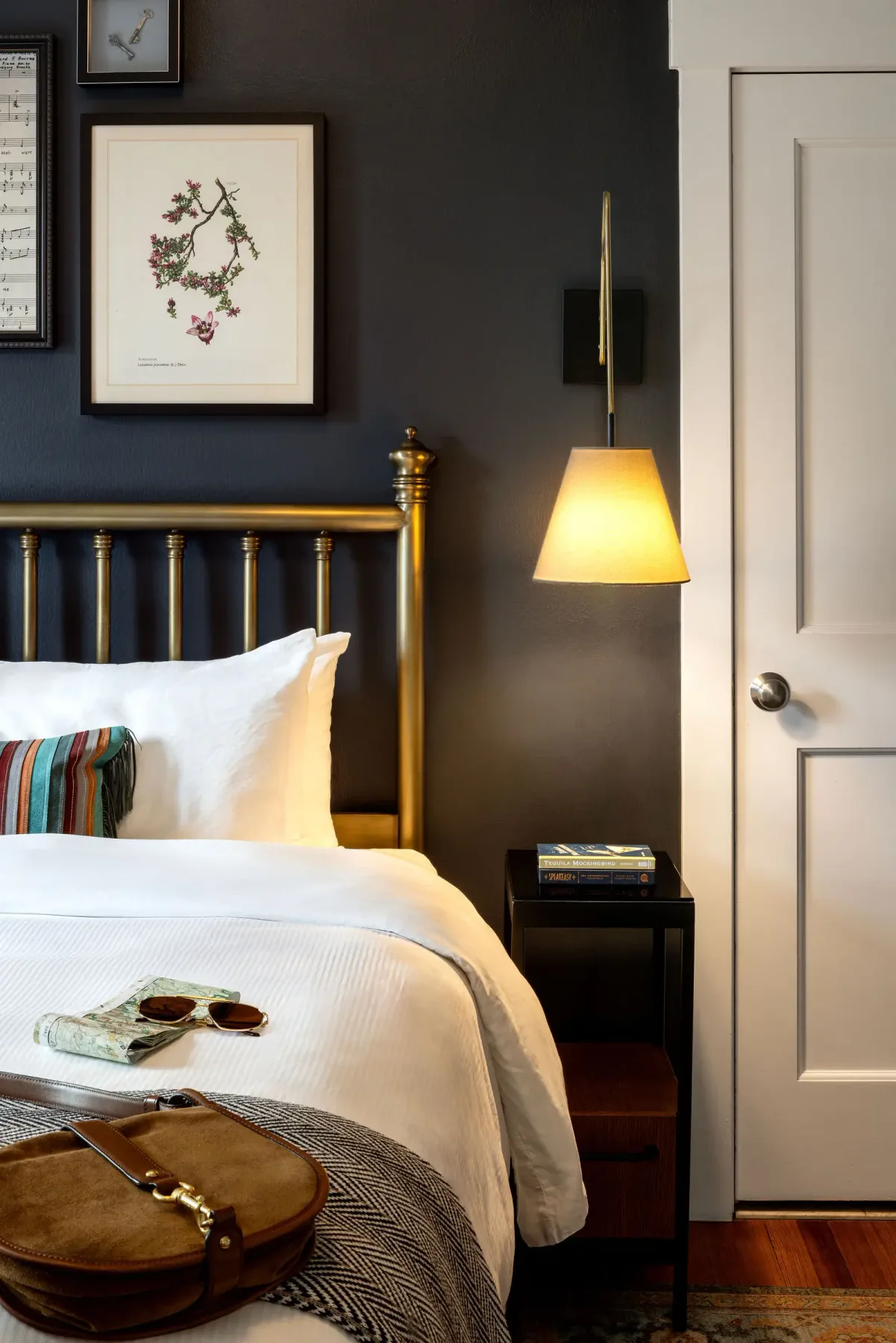 Dormitorio con cama de latón e iluminación cálida