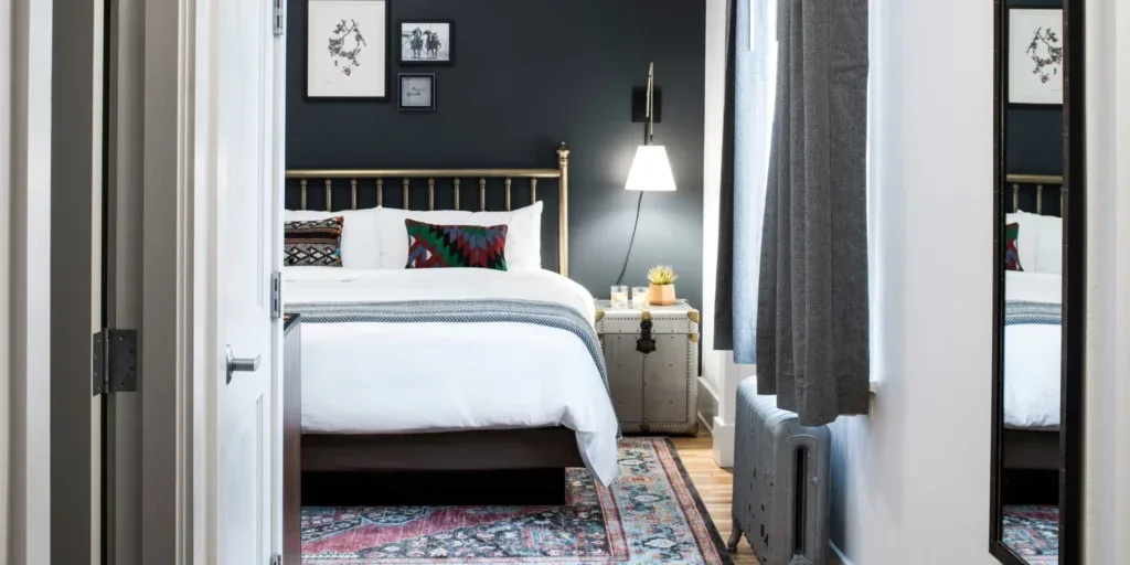 Dormitorio Signature con cama king y bañera profunda