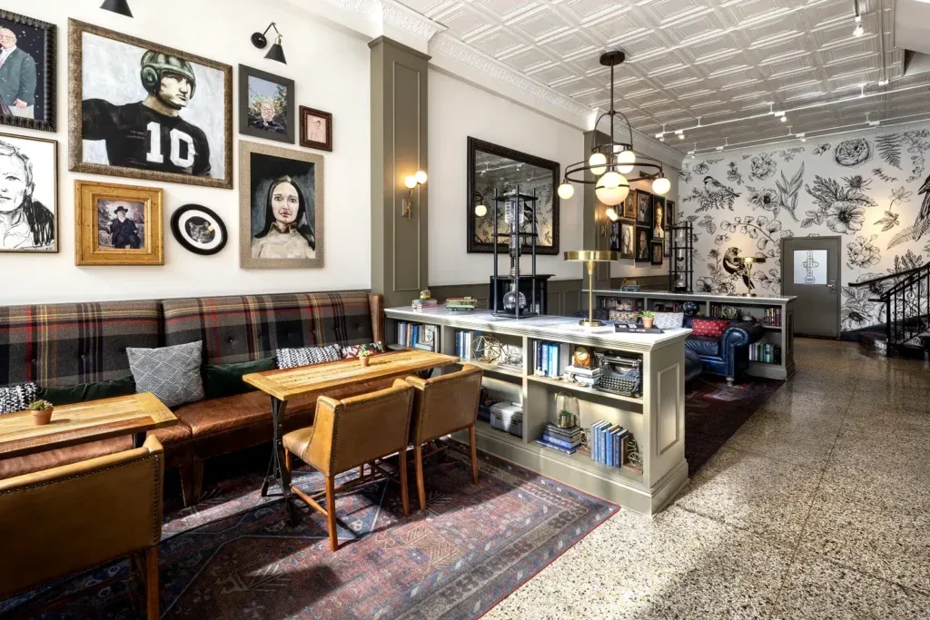 Cafetería del hotel y zona de asientos del vestíbulo