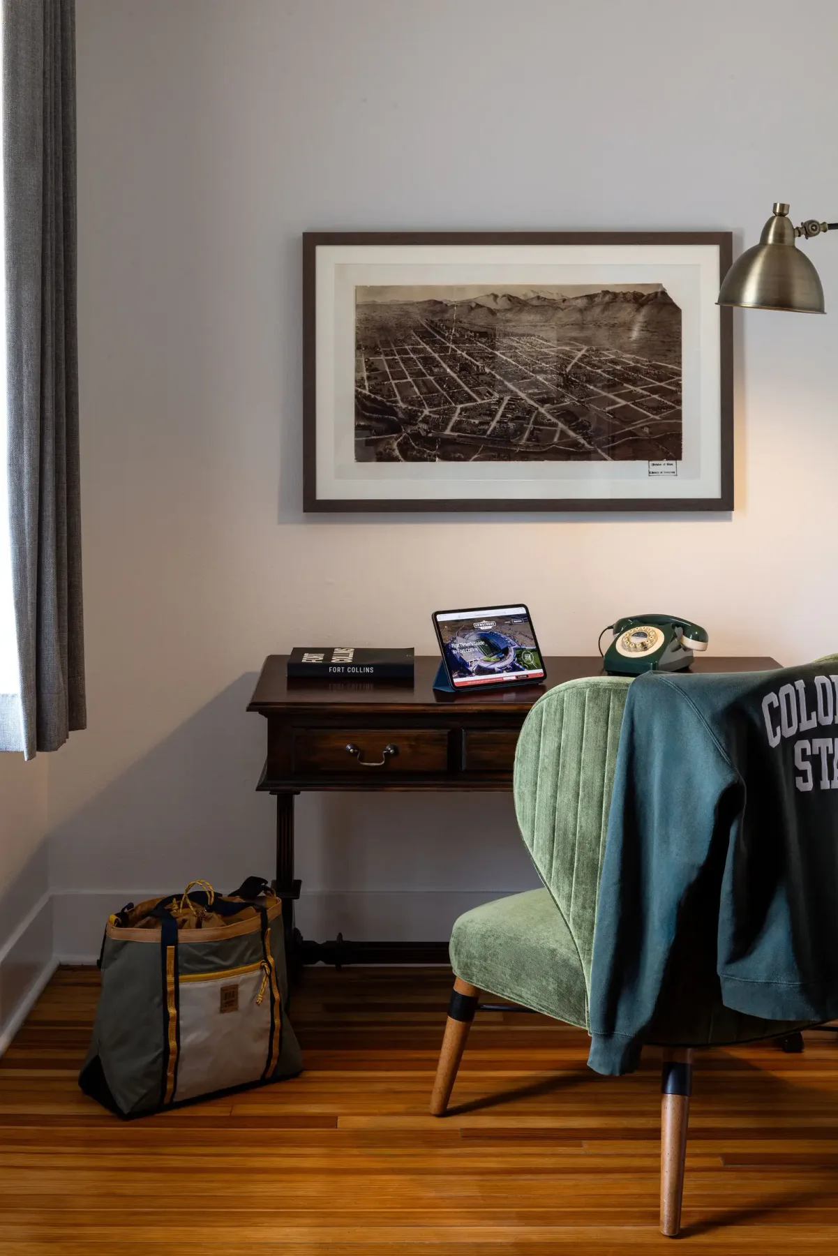 Escritorio y silla en una habitación