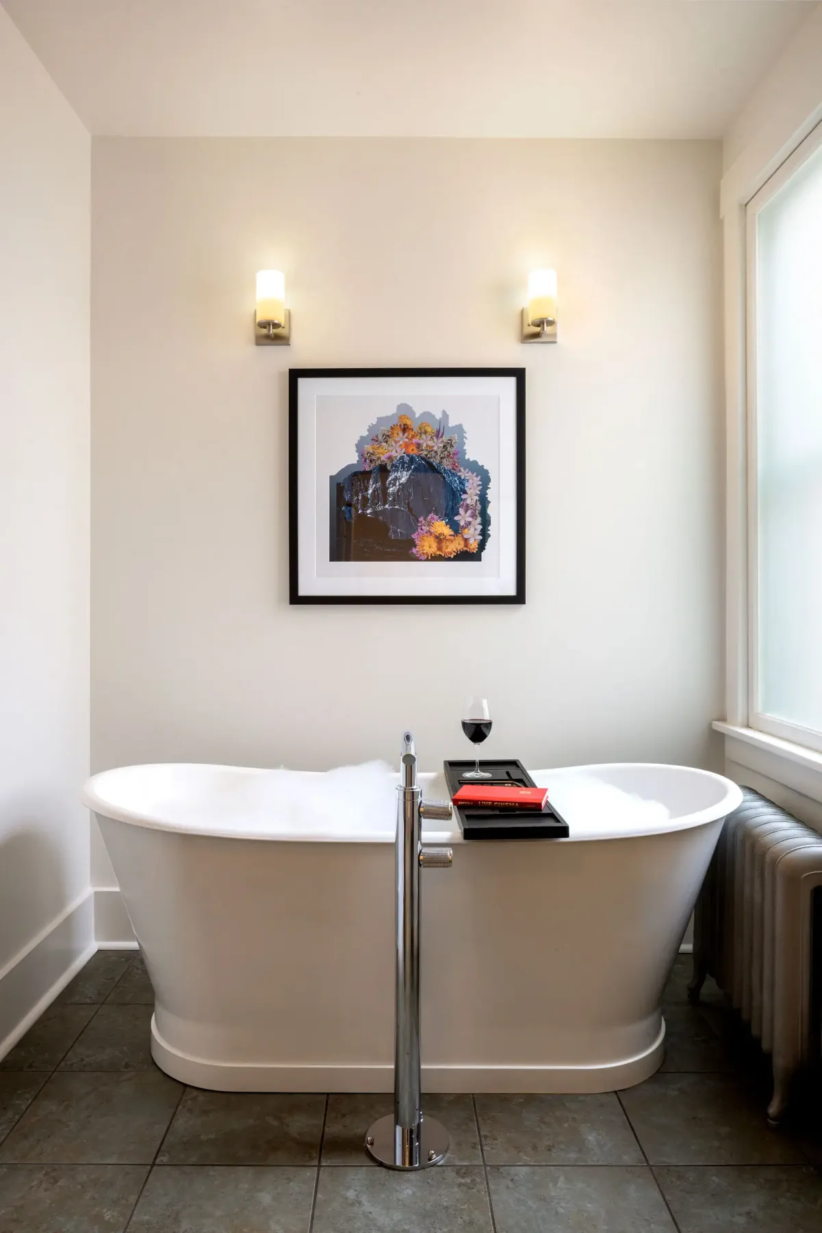 Bañera exenta en el baño de una habitación