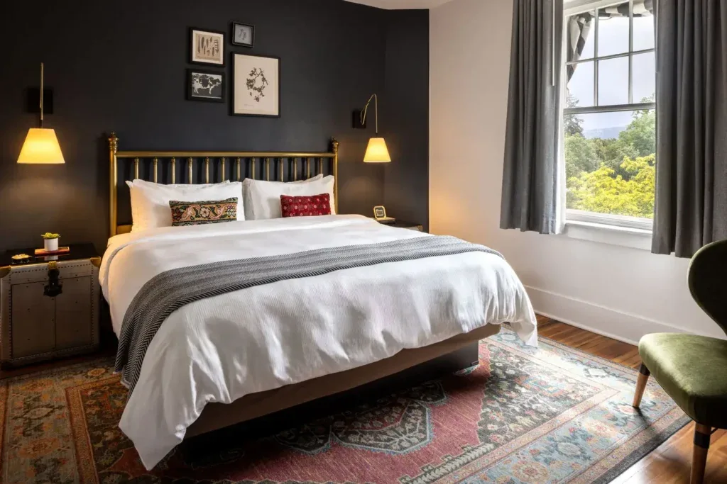 Dormitorio con cama king