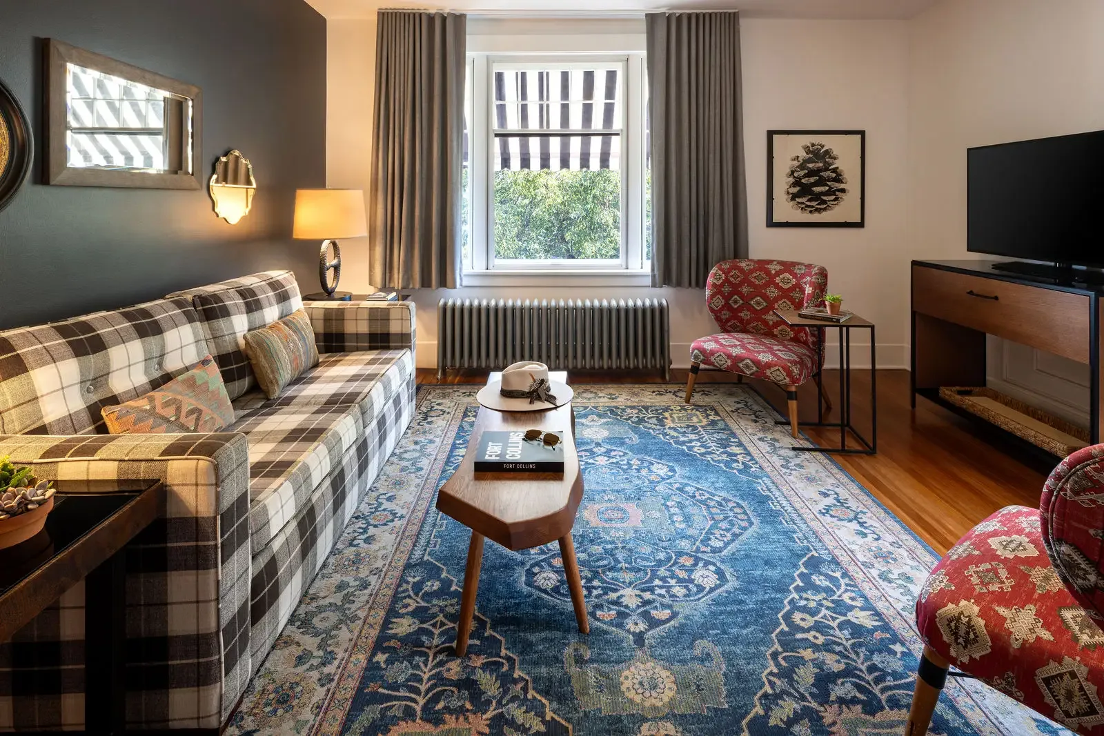 Sala de estar de una suite con sofá de cuadros